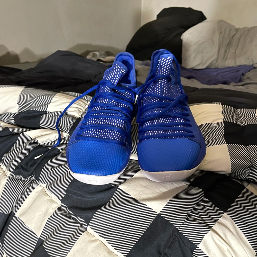 Under armour basketball shoes, look brand new